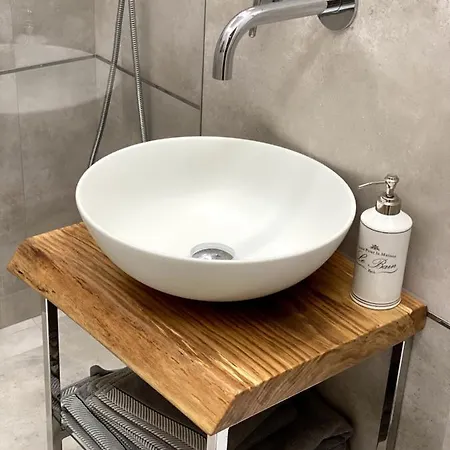 Leo Apartment